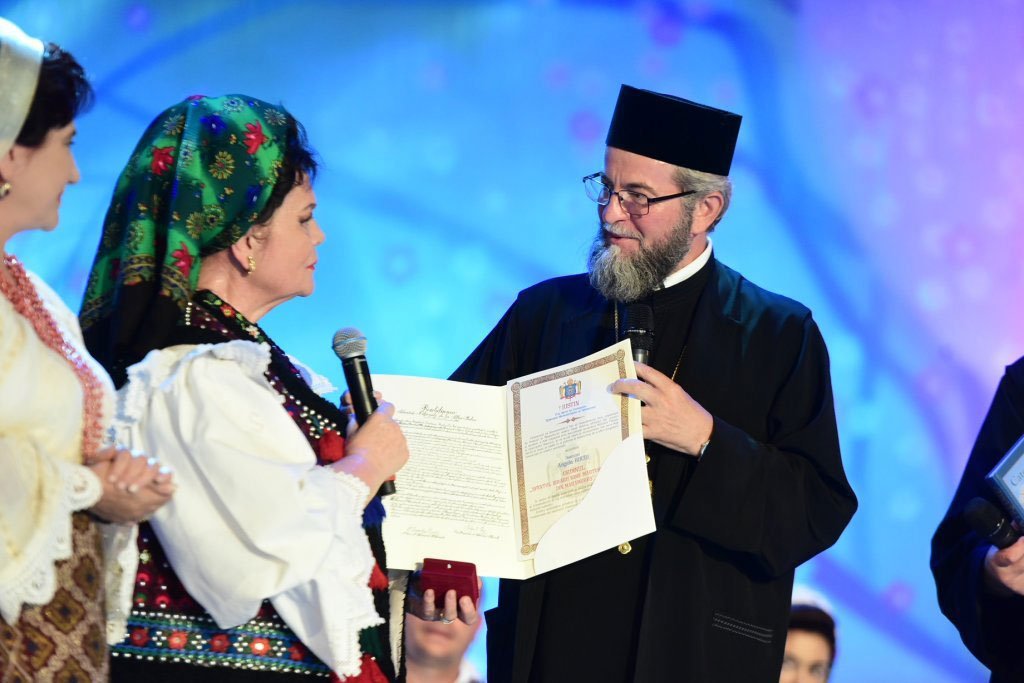 Distincție oferită interpretei Angela Buciu, la Baia Mare 16848