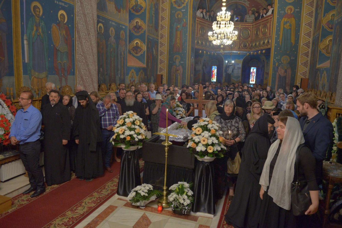 Părintele mărturisitor Mina Dobzeu a primit „sărutarea cea mai de pe urmă“ 16829