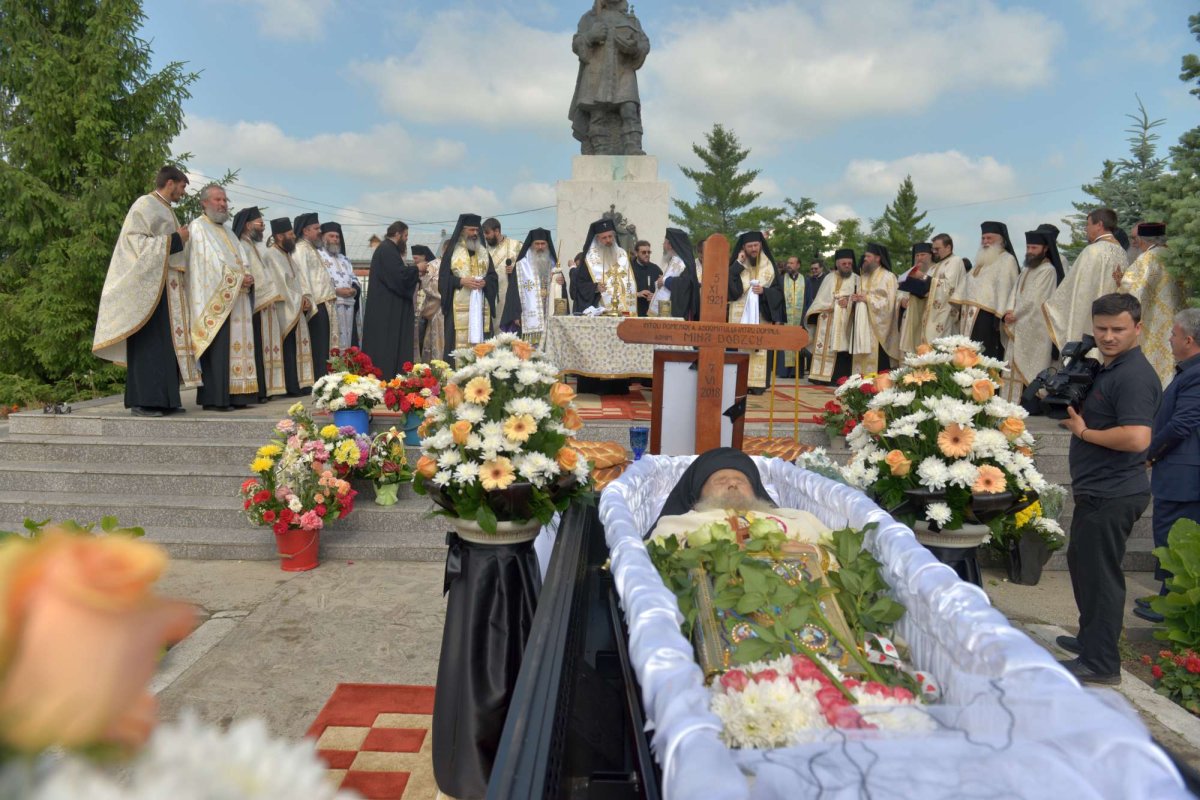 Părintele mărturisitor Mina Dobzeu a primit „sărutarea cea mai de pe urmă“ 16830