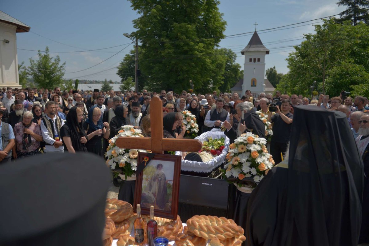 Părintele mărturisitor Mina Dobzeu a primit „sărutarea cea mai de pe urmă“ 16831