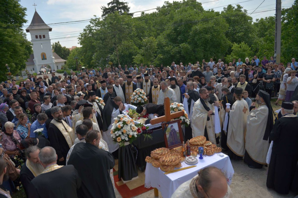 Părintele mărturisitor Mina Dobzeu a primit „sărutarea cea mai de pe urmă“ 16832