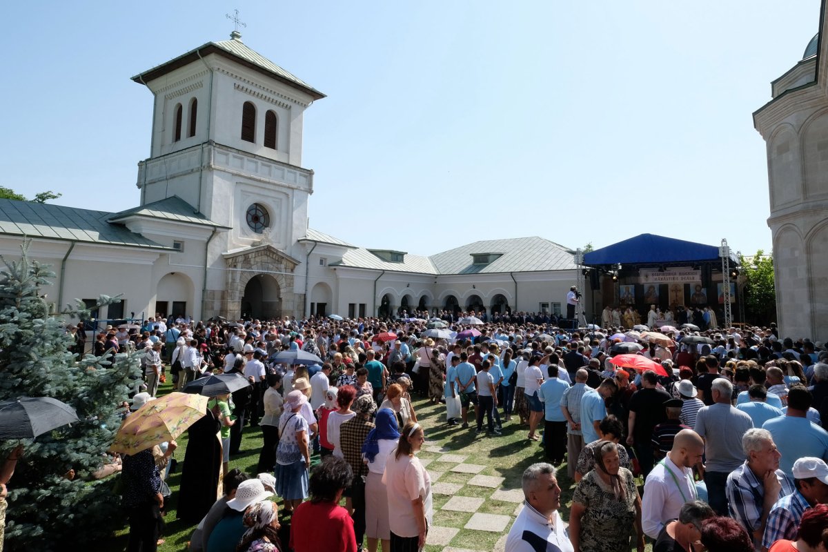 Patriarhul României a resfinţit biserica Mănăstirii Dealu 16864