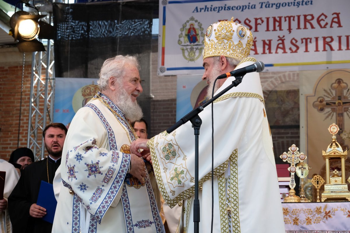 Patriarhul României a resfinţit biserica Mănăstirii Dealu 16865