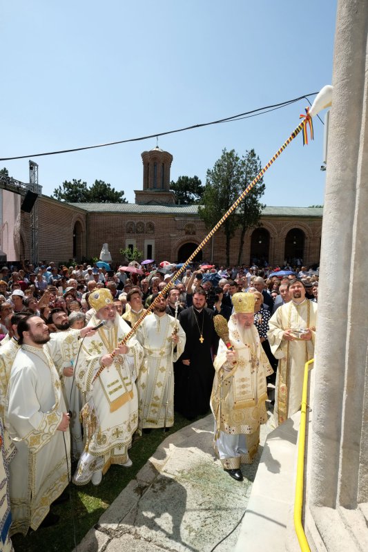 Patriarhul României a resfinţit biserica Mănăstirii Dealu 16869