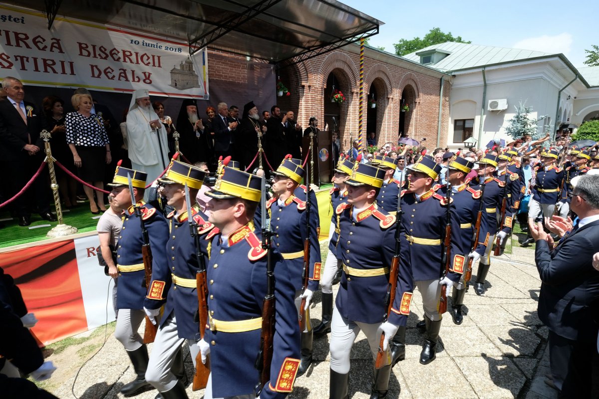 Patriarhul României a resfinţit biserica Mănăstirii Dealu 16873