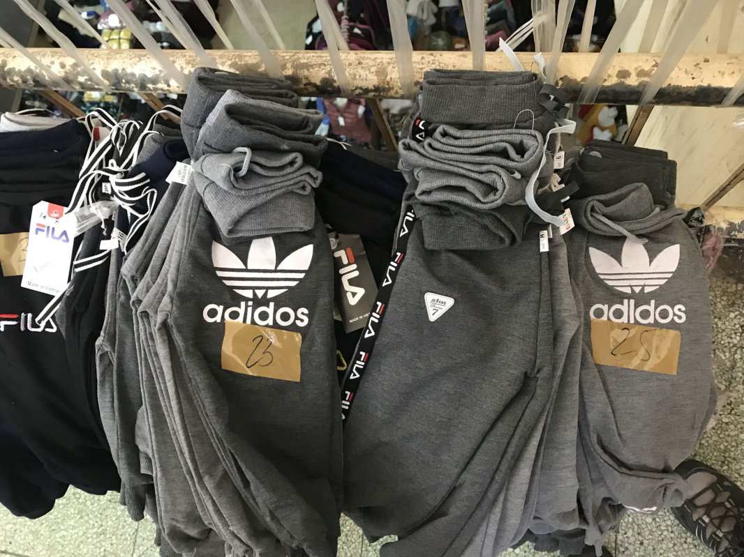 Românii cumpără medicamente, haine și telefoane contrafăcute 16896