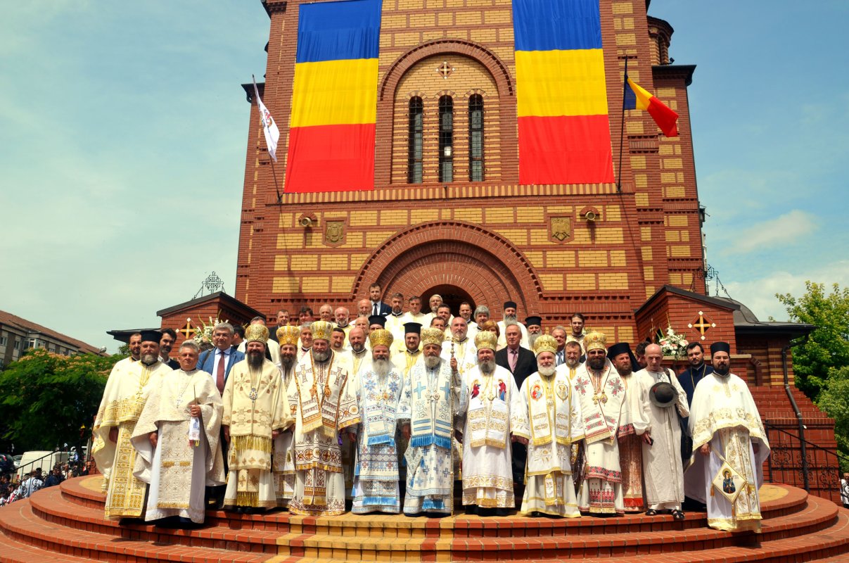 Hramuri şi târnosiri în Duminica Sfinților Români 16769