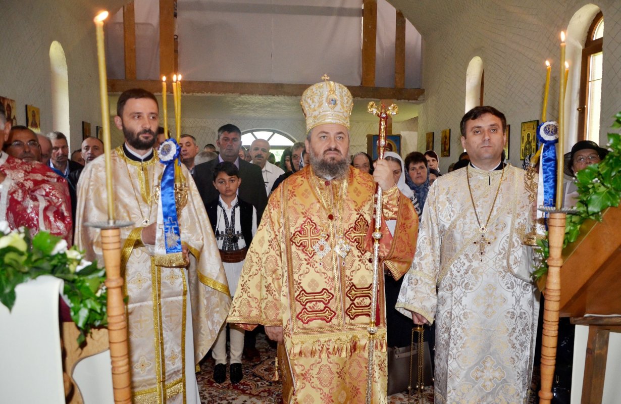 Hramuri şi târnosiri în Duminica Sfinților Români 16772