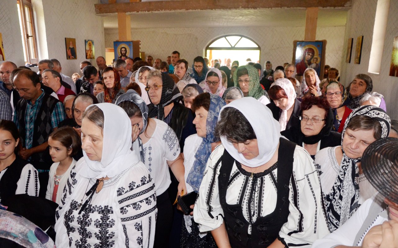 Hramuri şi târnosiri în Duminica Sfinților Români 16773