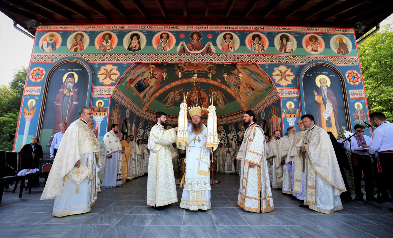 Hramuri şi târnosiri în Duminica Sfinților Români 16774