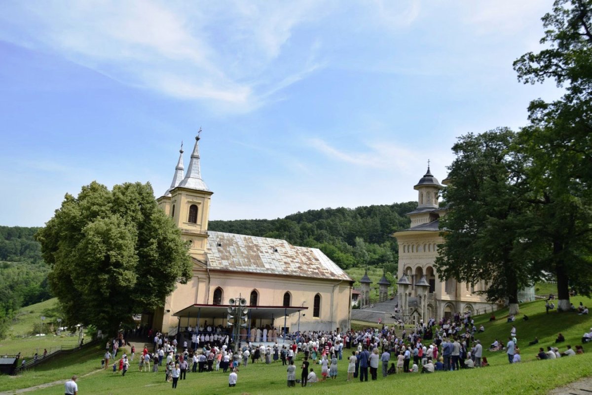 Hramuri şi târnosiri în Duminica Sfinților Români 16775