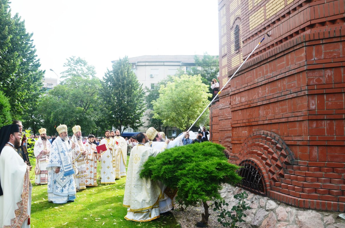 Hramuri şi târnosiri în Duminica Sfinților Români 16778