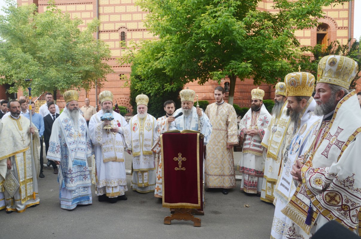 Hramuri şi târnosiri în Duminica Sfinților Români 16779