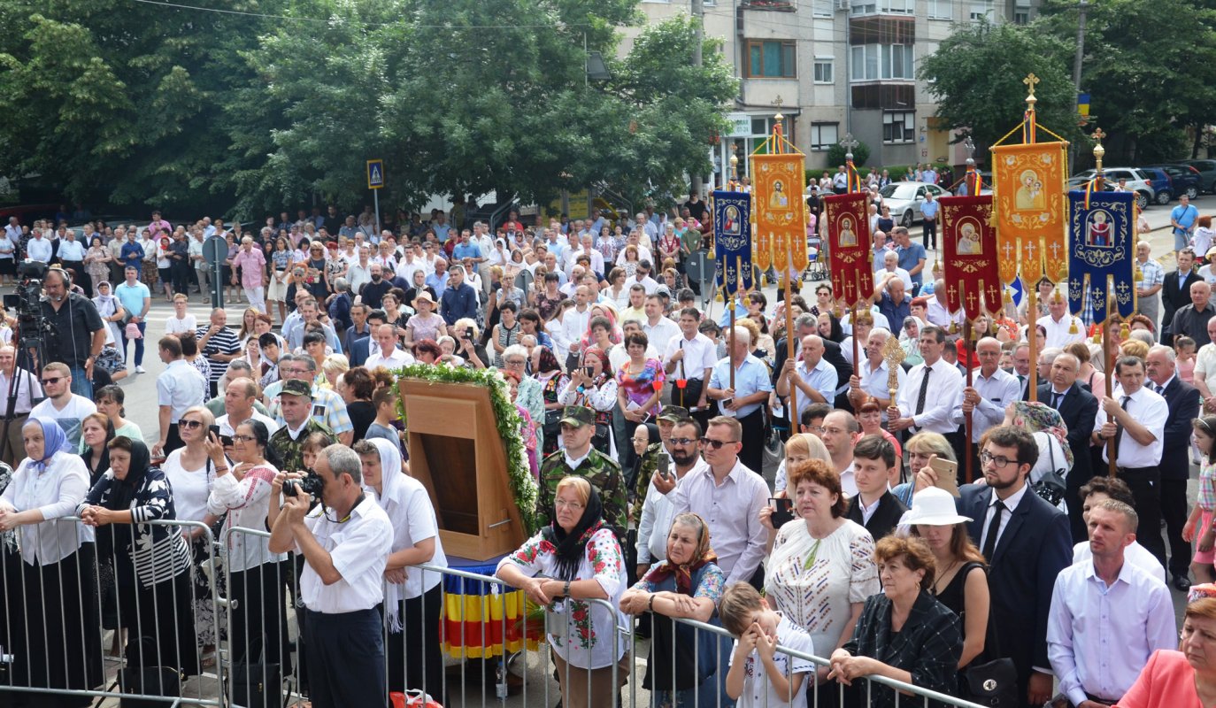 Hramuri şi târnosiri în Duminica Sfinților Români 16780