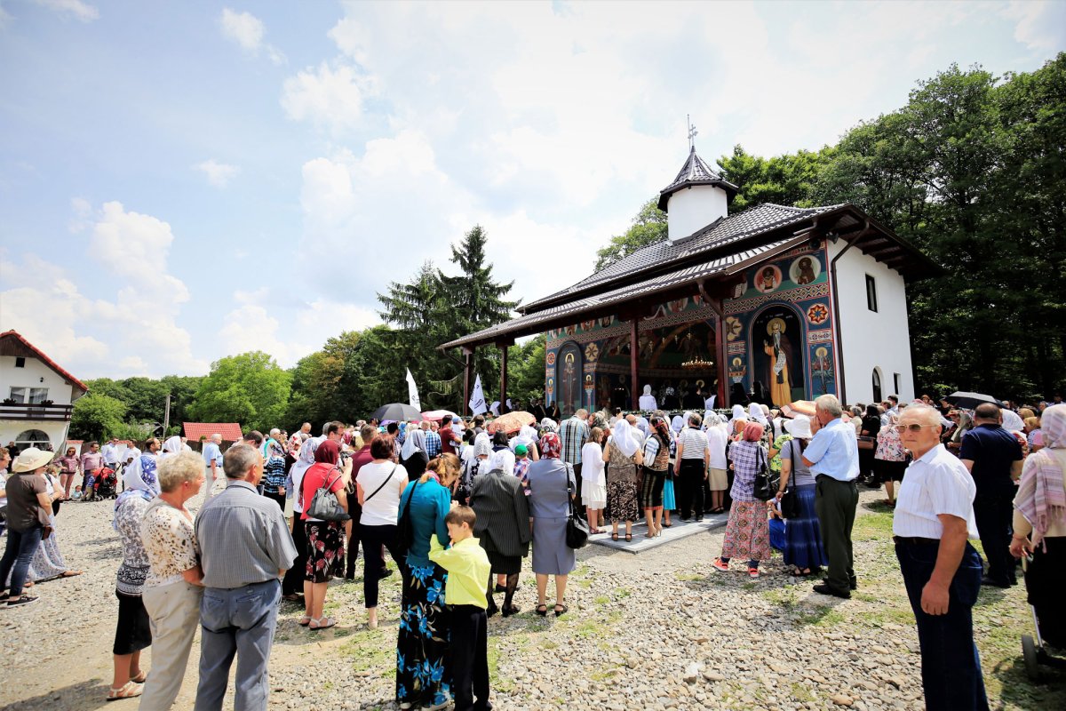 Hramuri şi târnosiri în Duminica Sfinților Români 16782