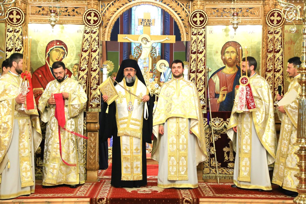 Slujiri arhierești la sărbătoarea Sfinților Români 16806