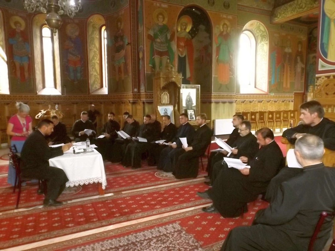 Dezbateri privind proiectul „Şcoală de vară“, în Protopopiatul Buhuşi 16482