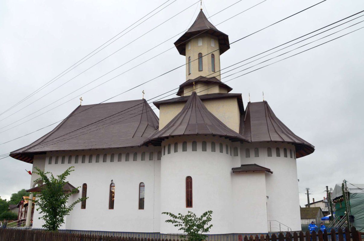 Biserica Parohiei Baia III a fost sfinţită de trei ierarhi 16387