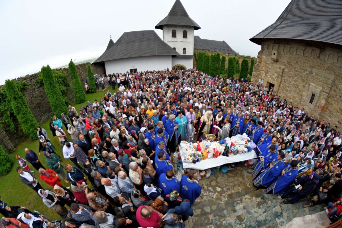 Mii de pelerini s-au rugat la Mănăstirea Hadâmbu 16319