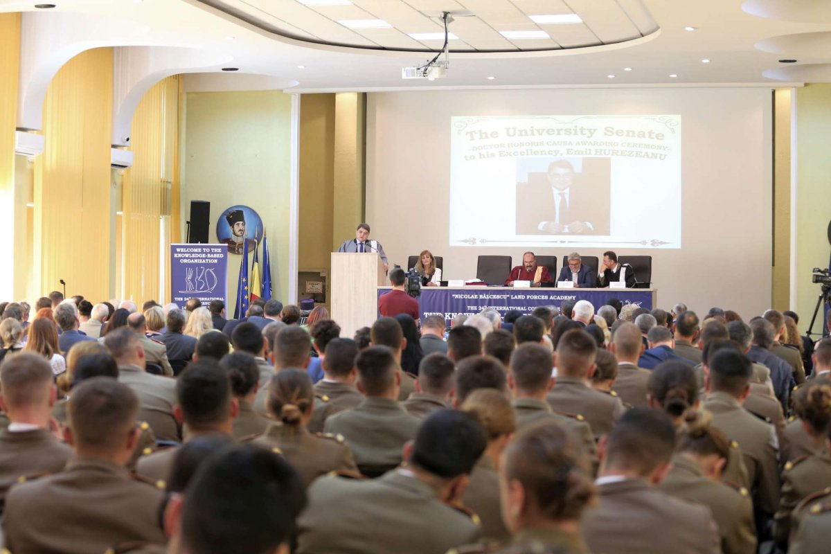 Ambasadorul Emil Hurezeanu, distins de Academia Forțelor Terestre din Sibiu 16240