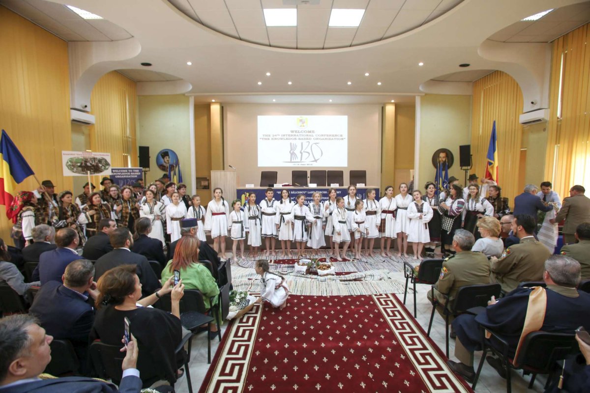 Ambasadorul Emil Hurezeanu, distins de Academia Forțelor Terestre din Sibiu 16241