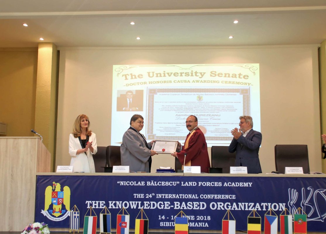 Ambasadorul Emil Hurezeanu, distins de Academia Forțelor Terestre din Sibiu 16242