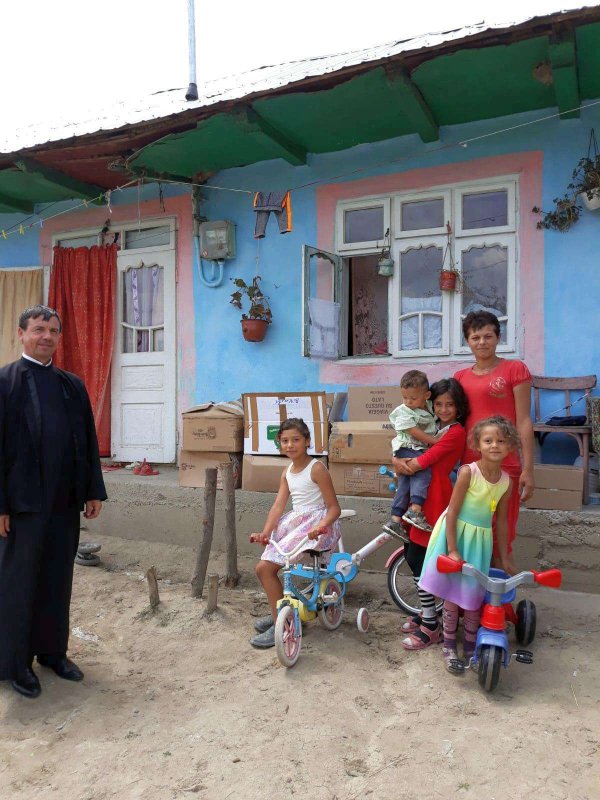 „Caravana dăruirii“, în mai multe comunităţi din Episcopia Huşilor 16137
