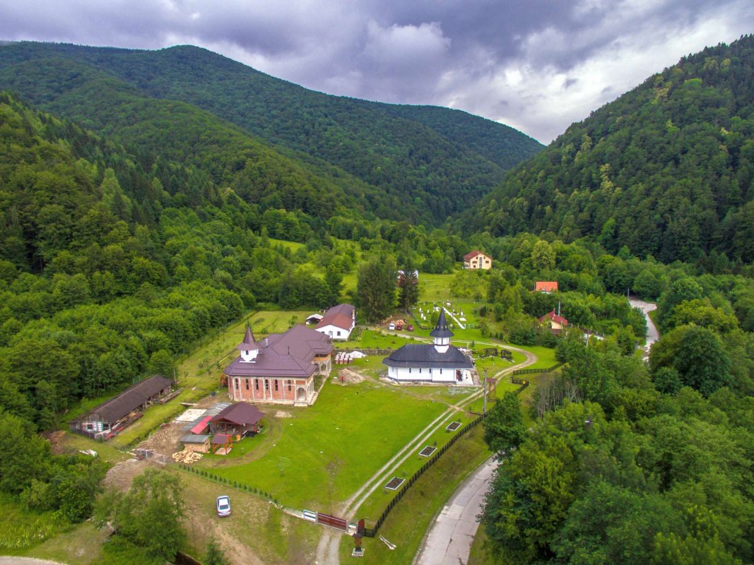 Hramul Mănăstirii  Poiana Mărului 16157