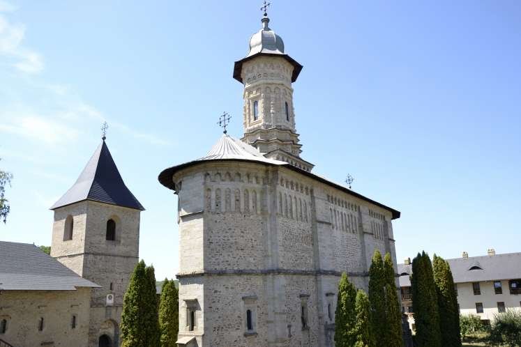 DRUMURI: Dragomirna, comoară de suplețe în piatră 16278