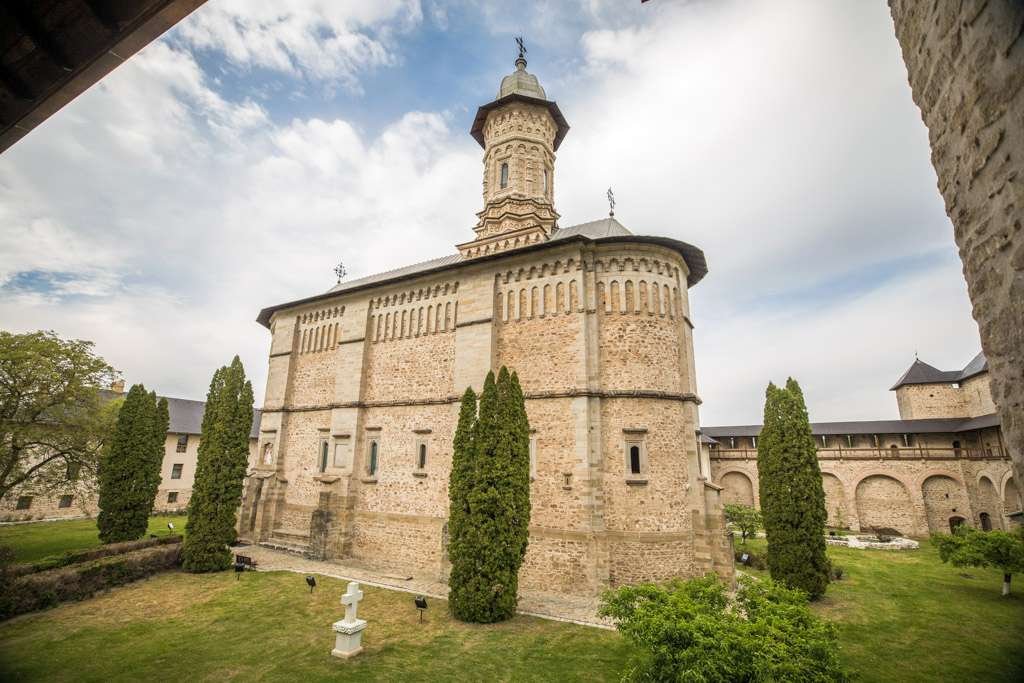 DRUMURI: Dragomirna, comoară de suplețe în piatră 16280