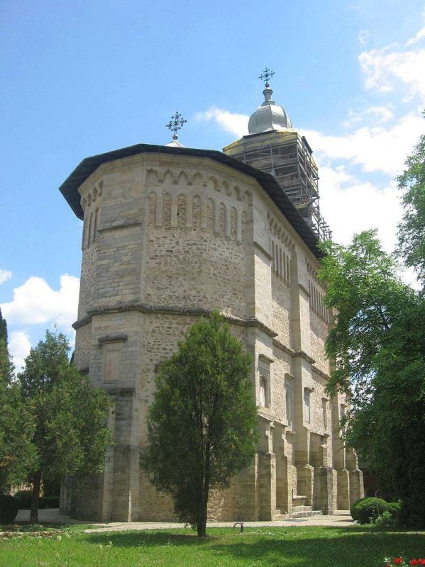 DRUMURI: Dragomirna, comoară de suplețe în piatră 16281