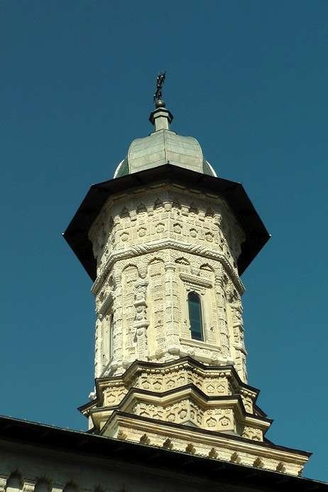 DRUMURI: Dragomirna, comoară de suplețe în piatră 16282