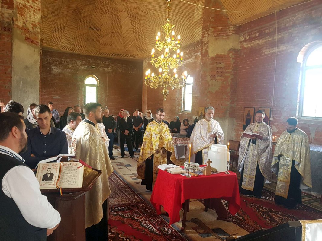 Primele slujbe săvârşite în biserica satului Curagău 15857