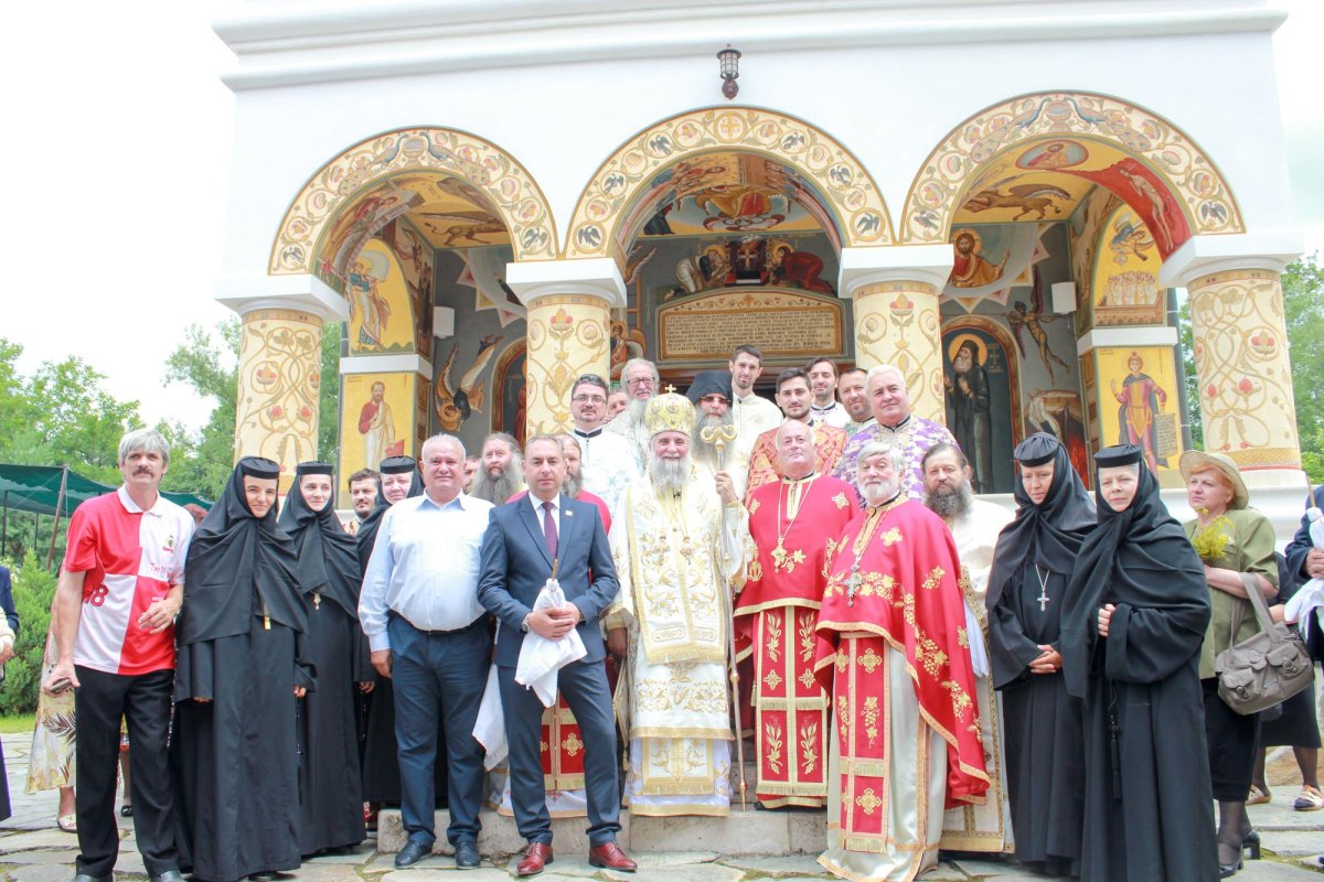 Sfinte Liturghii arhiereşti la mănăstirile Icoana şi Stănişoara 15878