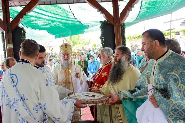 Sfinte Liturghii arhiereşti la mănăstirile Icoana şi Stănişoara 15880