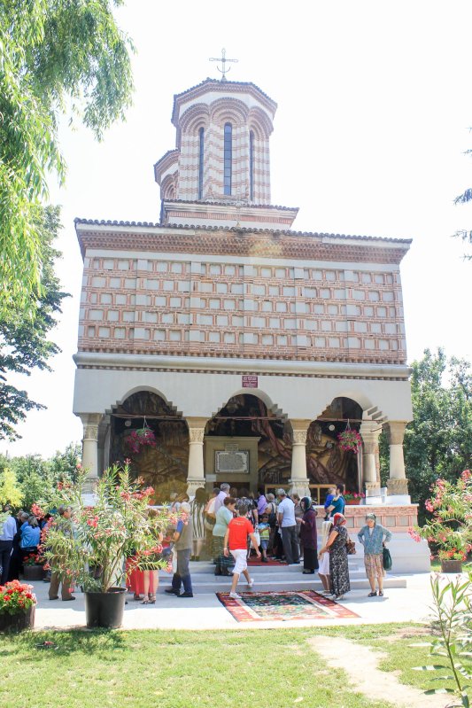 Biserici oltene închinate Sfinţilor Apostoli Petru și Pavel 15610