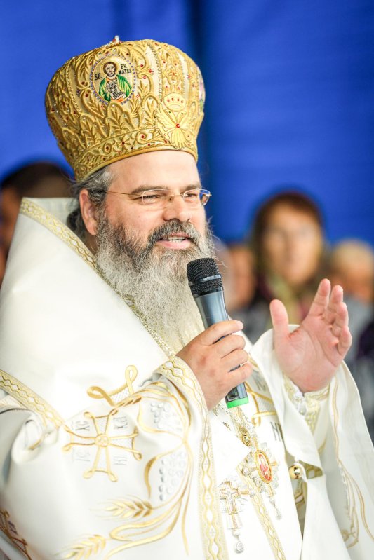 Hramul Catedralei Episcopale din Huşi: Patru ierarhi au săvârşit Sfânta Liturghie 15505