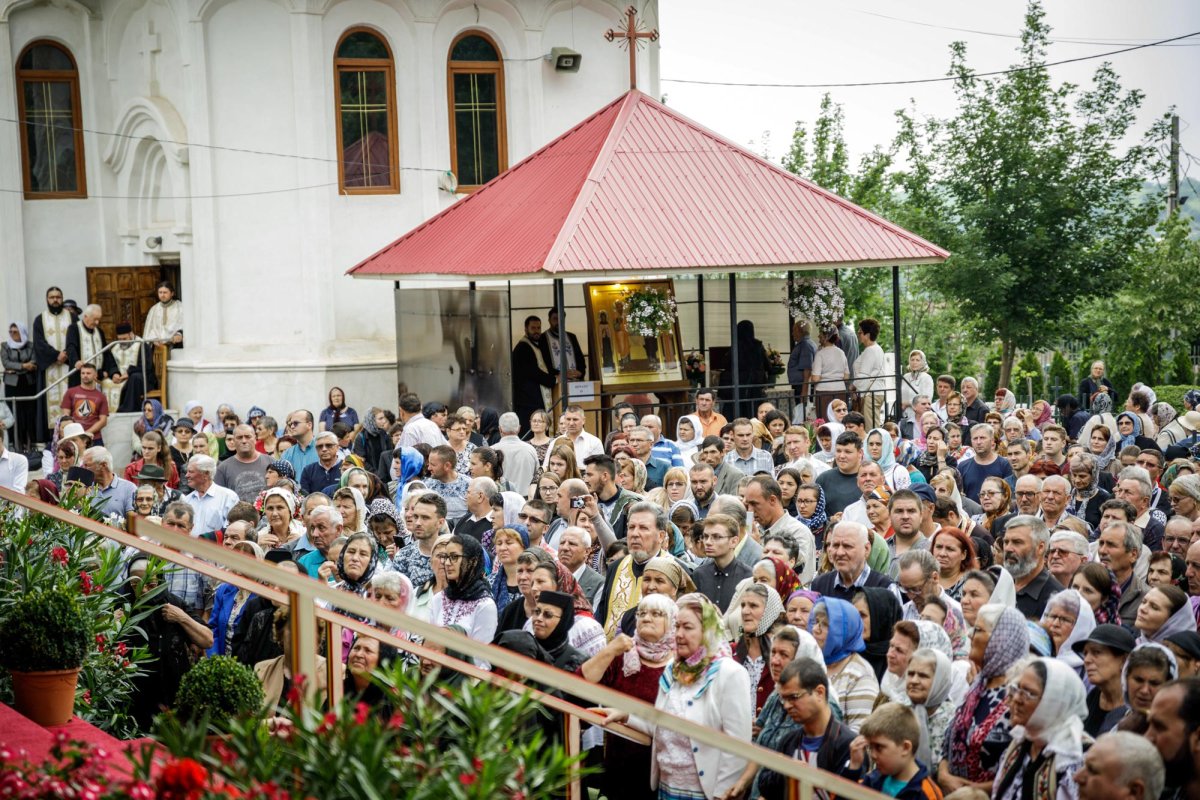 Hramul Catedralei Episcopale din Huşi: Patru ierarhi au săvârşit Sfânta Liturghie 15507