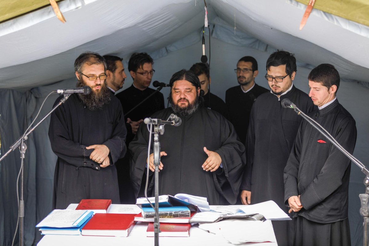 Hramul Catedralei Episcopale din Huşi: Patru ierarhi au săvârşit Sfânta Liturghie 15508