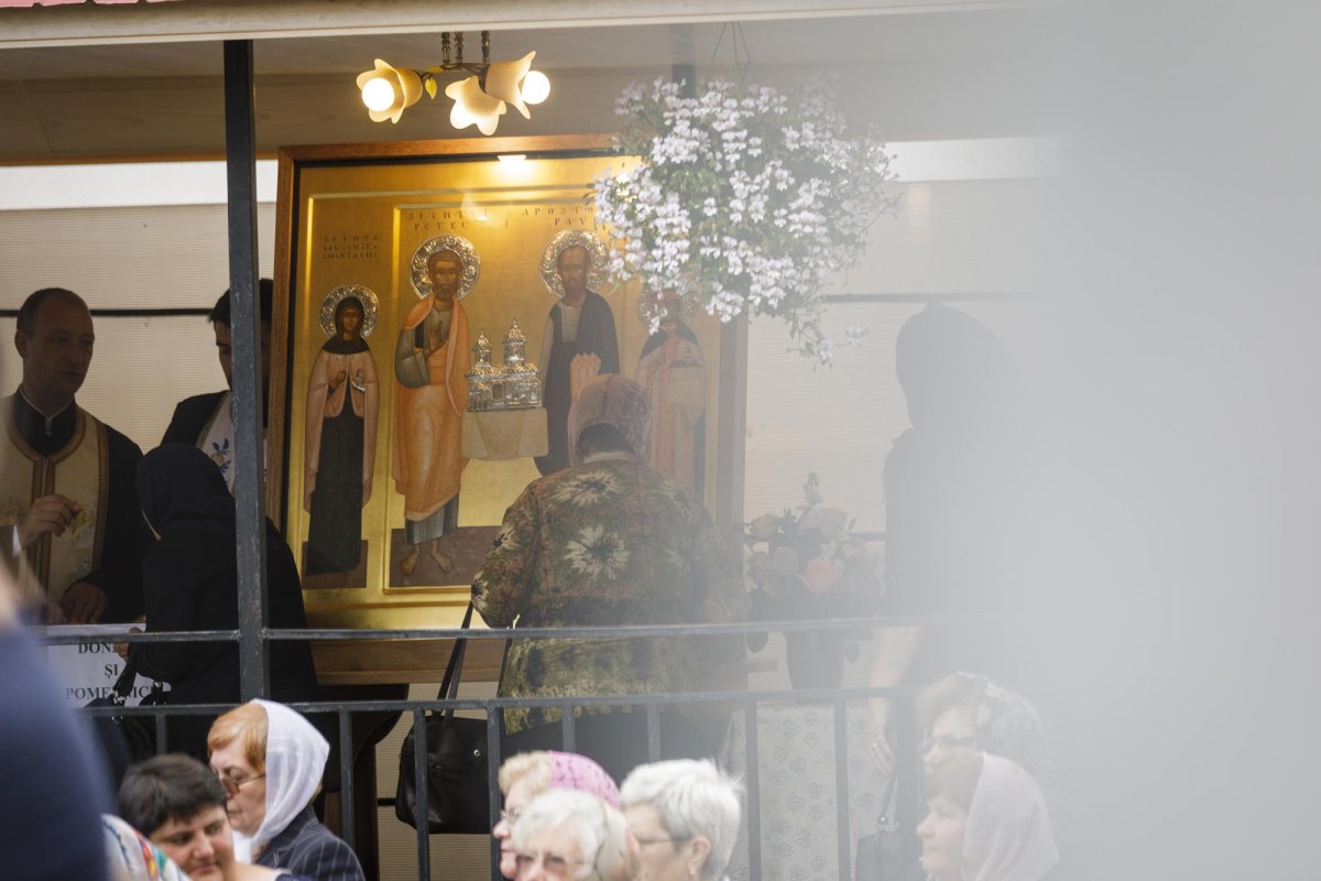 Hramul Catedralei Episcopale din Huşi: Patru ierarhi au săvârşit Sfânta Liturghie 15510