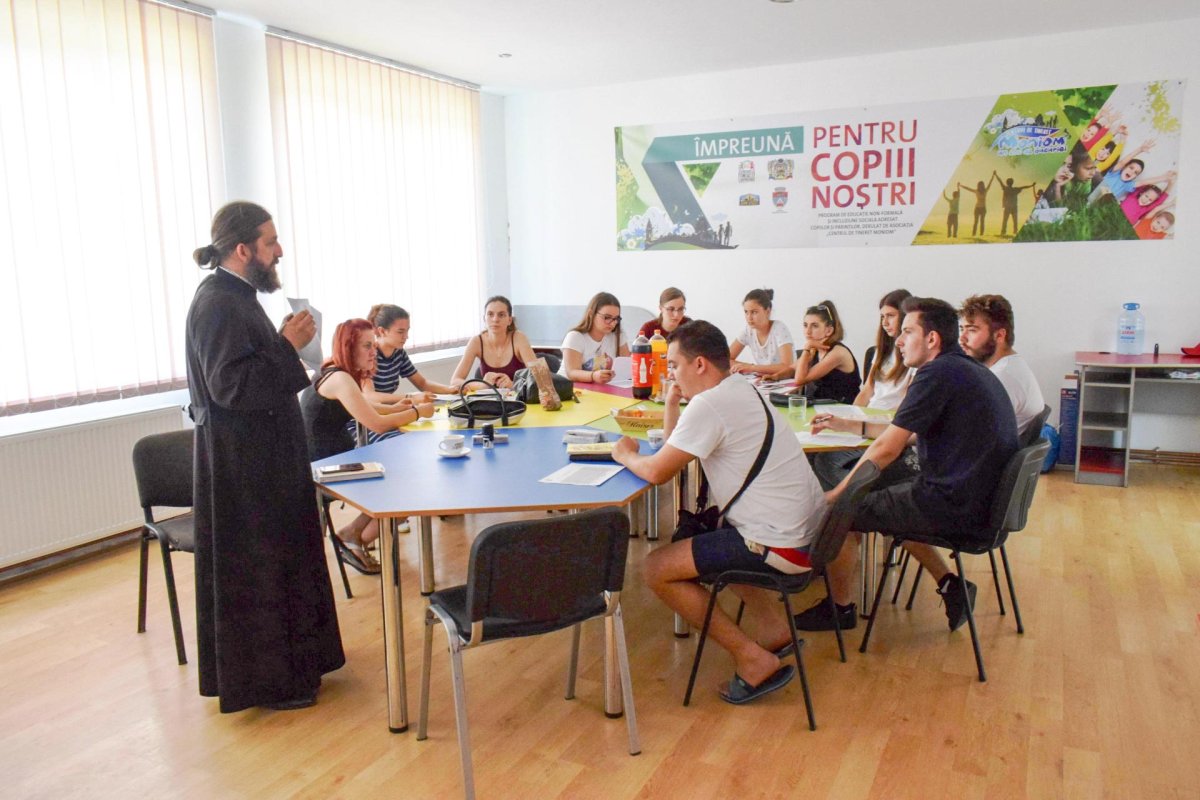 „Împreună pentru copiii noștri” la Centrul de tineret Moniom 15544