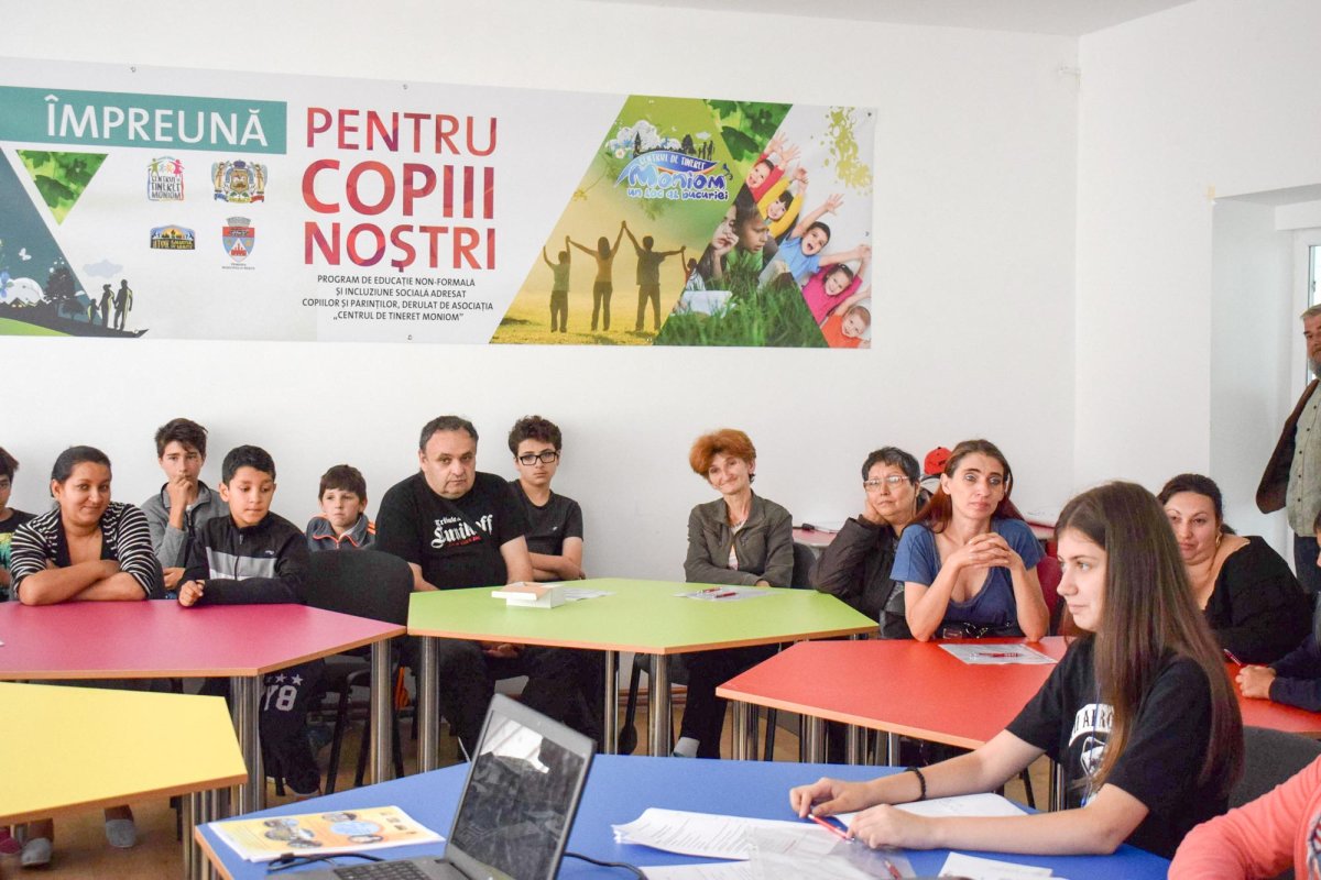 „Împreună pentru copiii noștri” la Centrul de tineret Moniom 15545
