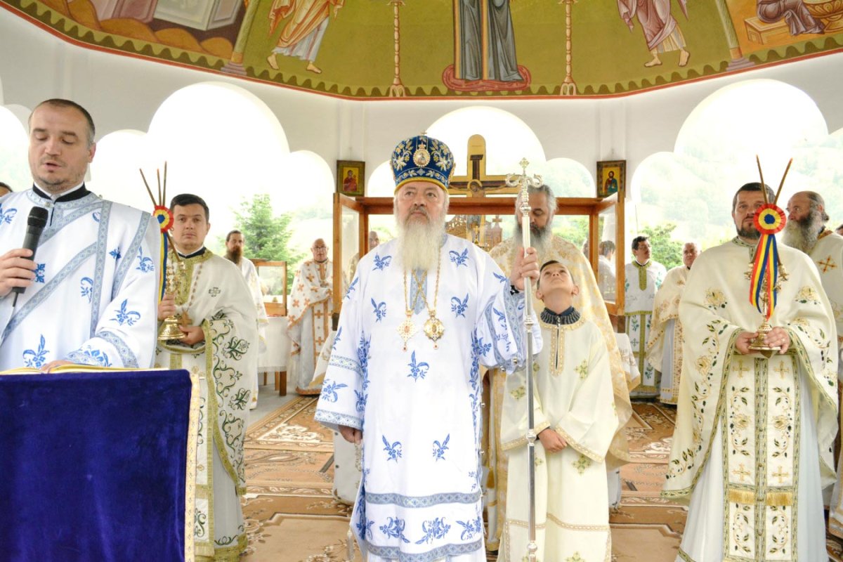 Hramuri și slujiri arhierești de Sfinții Apostoli Petru și Pavel 15449