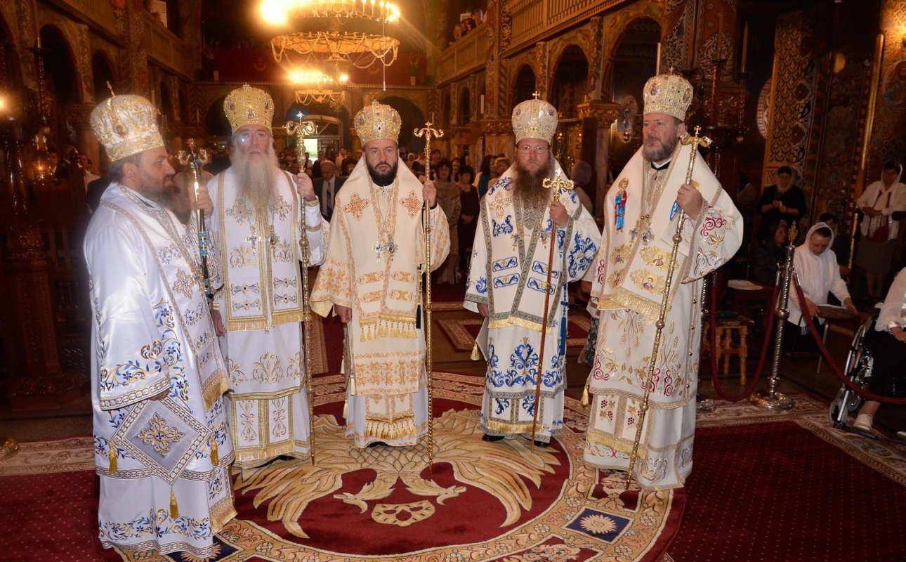 Hramuri și slujiri arhierești de Sfinții Apostoli Petru și Pavel 15452