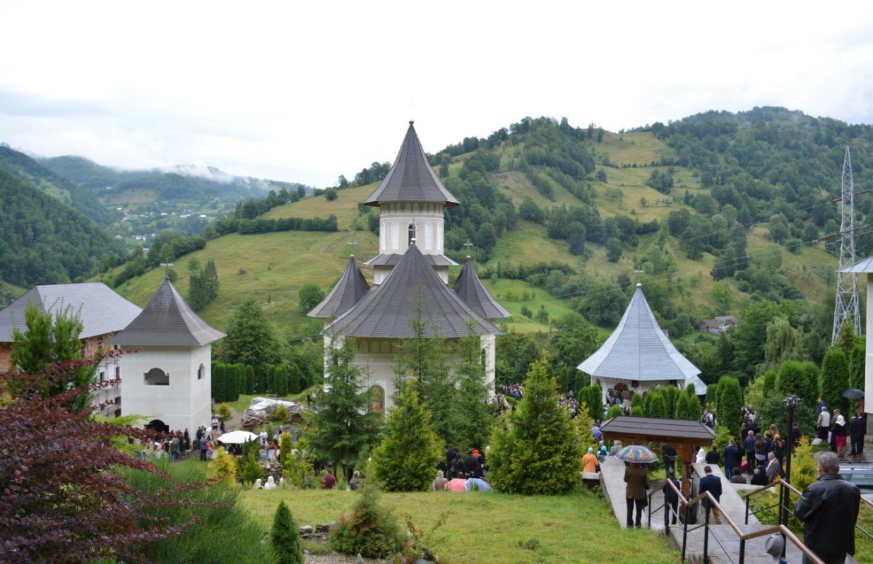 Hramuri și slujiri arhierești de Sfinții Apostoli Petru și Pavel 15454