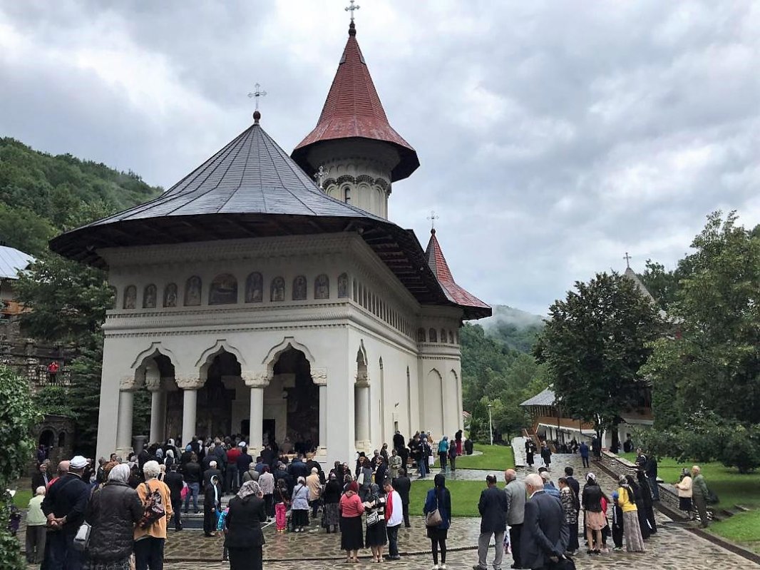 Hramuri și slujiri arhierești de Sfinții Apostoli Petru și Pavel 15455