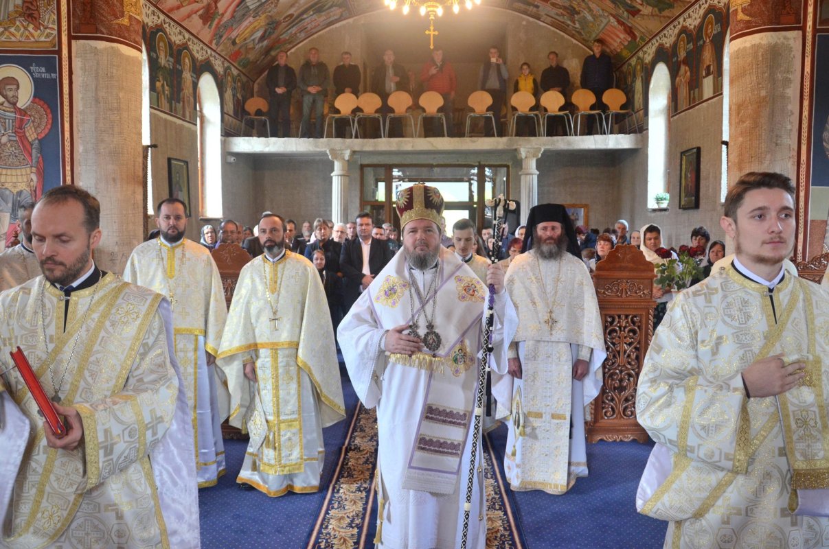 Hramuri și slujiri arhierești de Sfinții Apostoli Petru și Pavel 15457