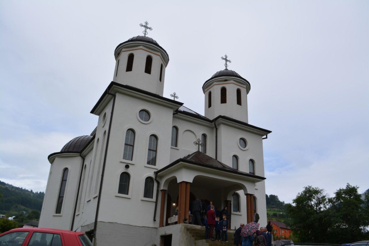 Hramuri și slujiri arhierești de Sfinții Apostoli Petru și Pavel 15458