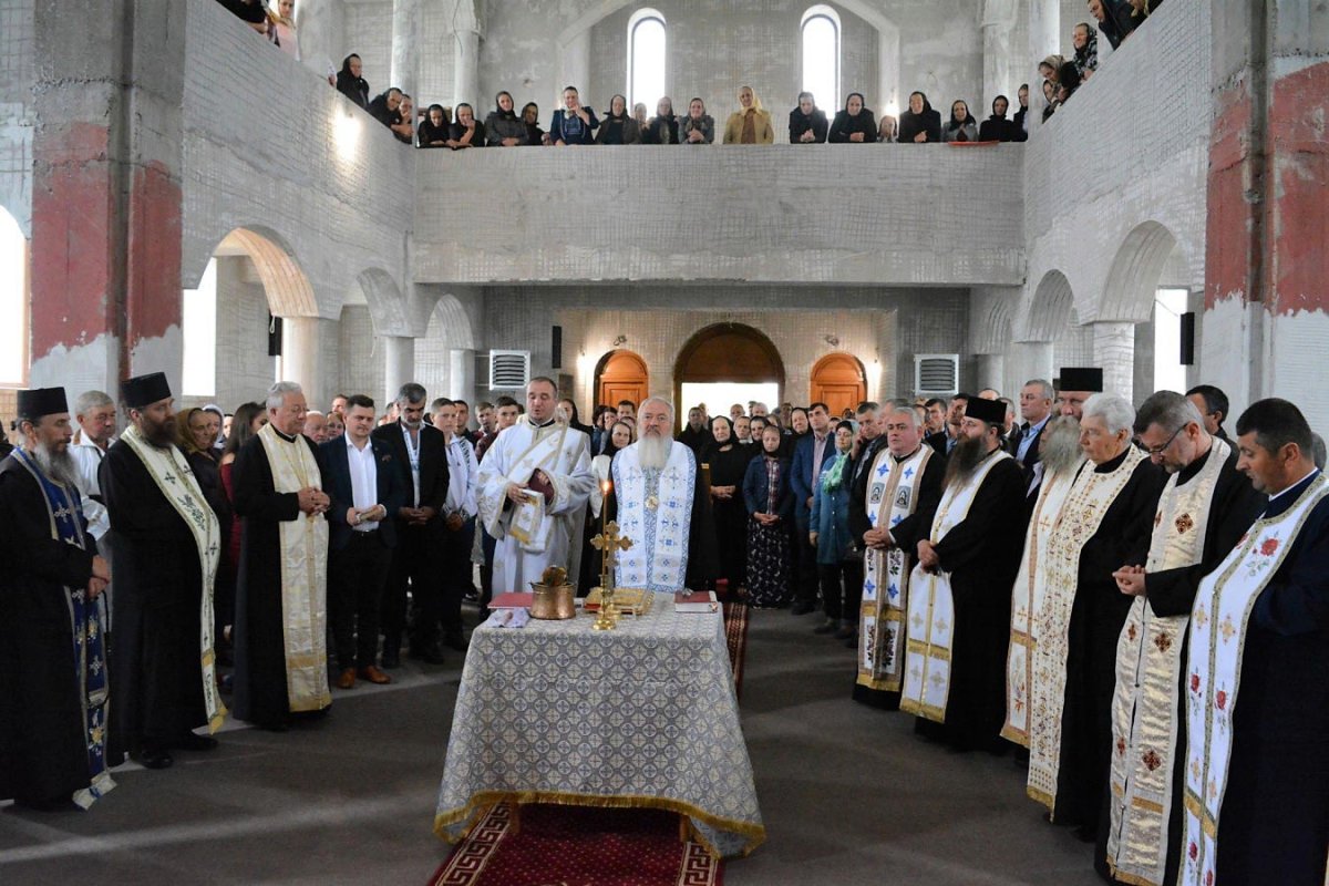 Hramuri și slujiri arhierești de Sfinții Apostoli Petru și Pavel 15459