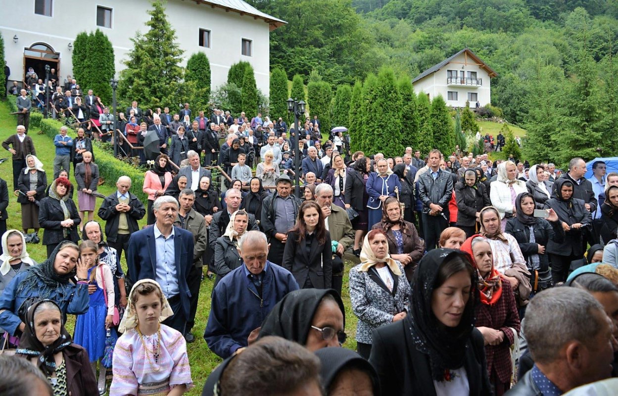 Hramuri și slujiri arhierești de Sfinții Apostoli Petru și Pavel 15460